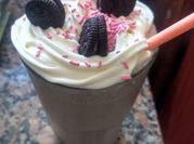 Una foto de milkshake de oreo