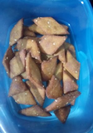 A picture of Jaggery wheat diamonds.