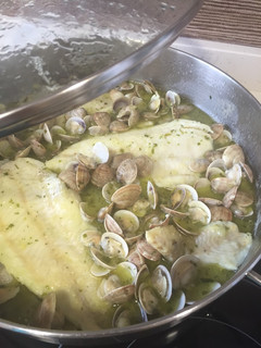 Una foto de Merluza en salsa verde con almejas