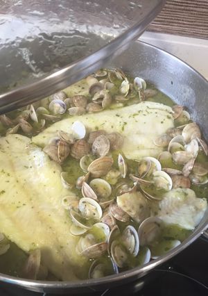 Una foto de Merluza en salsa verde con almejas