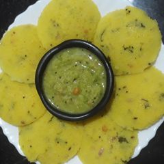 A picture of Instant Rava idli with chutney.