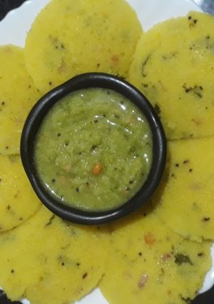 A picture of Instant Rava idli with chutney.