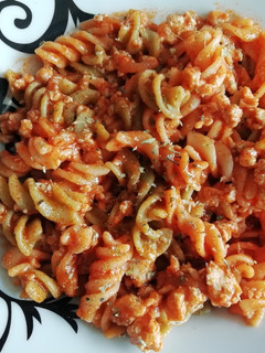 Una foto de Macarrones vegetales con carne picada de pollo y orégano