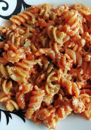 Una foto de Macarrones vegetales con carne picada de pollo y orégano