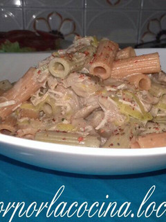 Una foto de Pasta con salsa de pollo, setas, y puerro