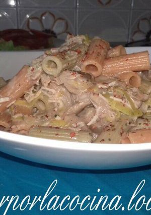 Una foto de Pasta con salsa de pollo, setas, y puerro