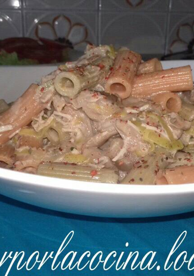 Una foto de Pasta con salsa de pollo, setas, y puerro
