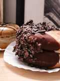 Sándwich de helado en dona