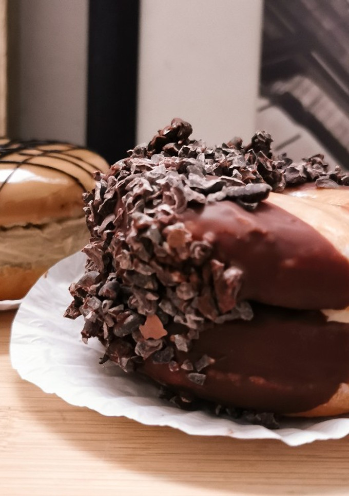 Una foto de Sándwich de helado en dona