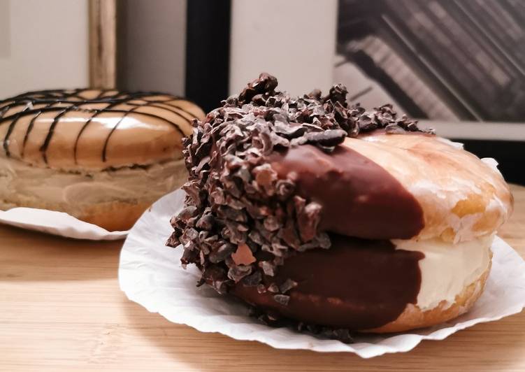 Sándwich de helado en dona