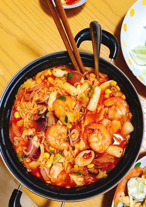 Hình của món Mì thập cẩm chua cay.