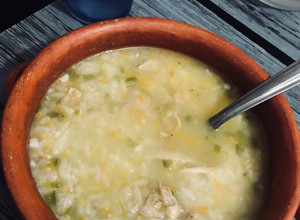 Una foto de Sopa de pollo, arroz y verduras