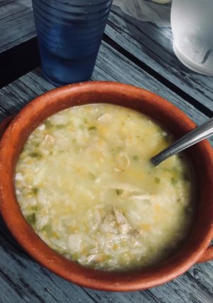 Una foto de Sopa de pollo, arroz y verduras