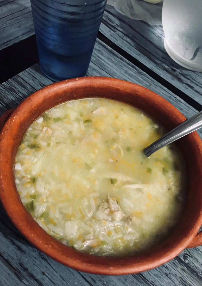 Una foto de Sopa de pollo, arroz y verduras