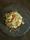 Tagliatelle con le fave i loro baccelli pesto e crumble di alici