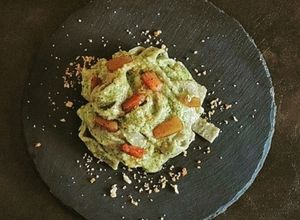 Foto di Tagliatelle con le fave i loro baccelli pesto e crumble di alici
