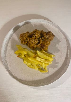 Una foto de Albóndigas asiático mediterráneas de lubina y boniato en salsa de avellanas