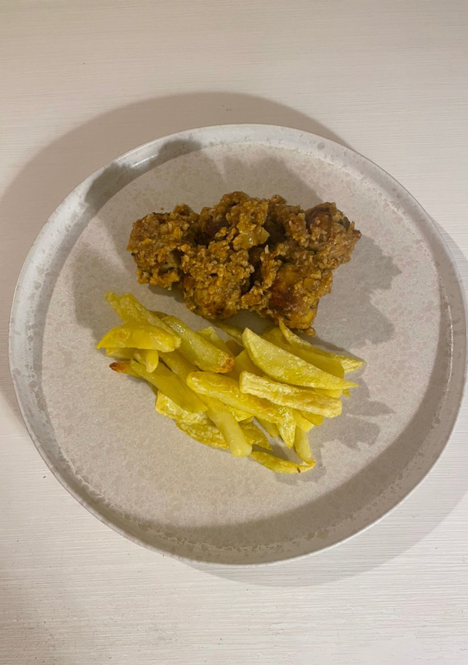 Una foto de Albóndigas asiático mediterráneas de lubina y boniato en salsa de avellanas