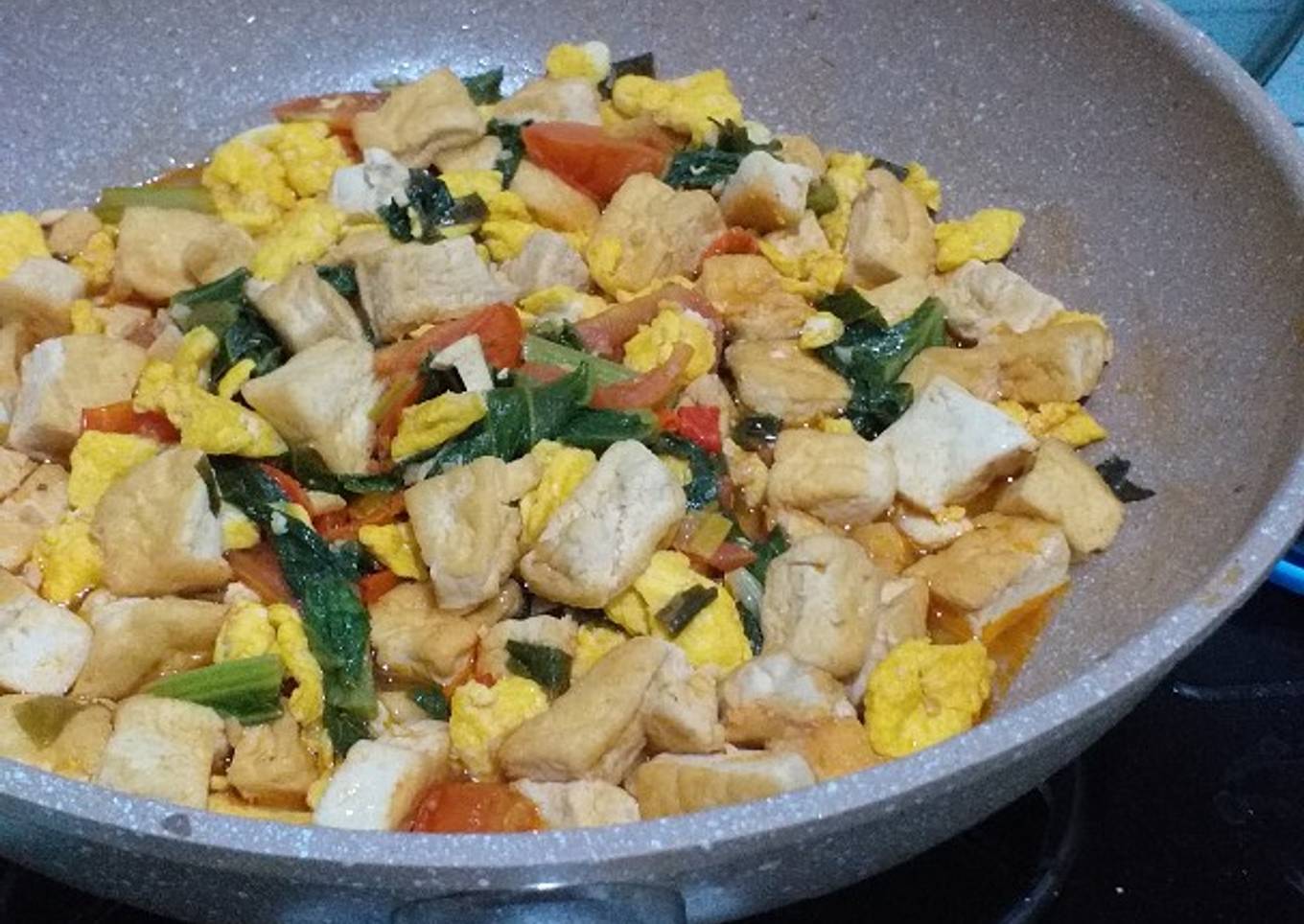 Telur tomat plus tahu dan sawi