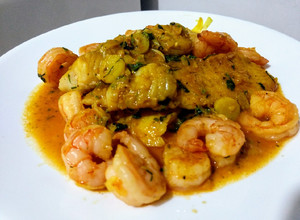 Una foto de Tilapia y camarones cocidos sin aceite
