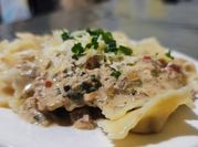 Una foto de ravioles con crema