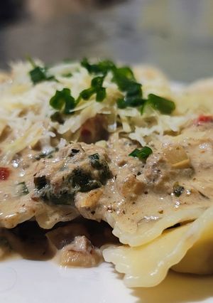 Una foto de Ravioles con salsa de atún