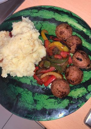 Une photo de Petite boulette et ça purée de pomme de terre.😊