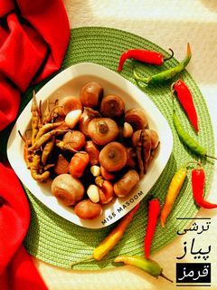 عکسی از دستور ترشی پیاز قرمز