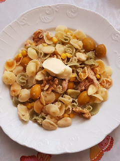 Una foto de Ensalada de pasta con frutos secos