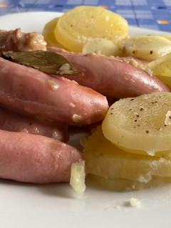 Una foto de Salchichas al vino blanco con patatas al vapor