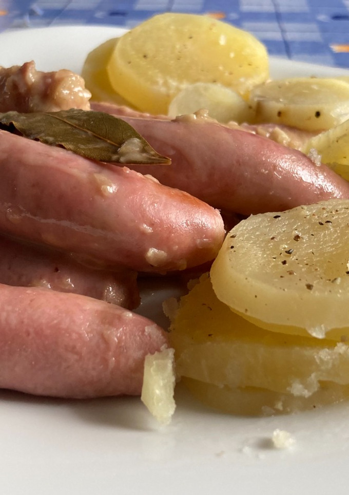 Una foto de Salchichas al vino blanco con patatas al vapor