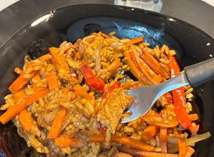Una foto de Arroz Oriental con Cerdo y Jengibre - wok - comida china - verduras salteadas