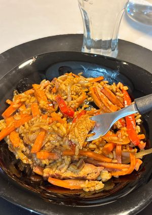 Una foto de Arroz Oriental con Cerdo y Jengibre - wok - comida china - verduras salteadas