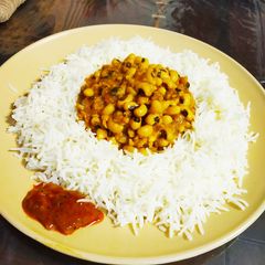 A picture of Boiled rice with white lobia.
