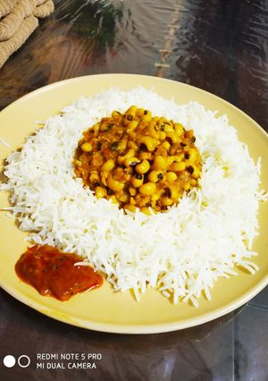A picture of Boiled rice with white lobia.