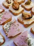 Canapés Variados 3 (Canapé a las finas hierbas con jamón dulce / Canapé de mejillones en escabeche)