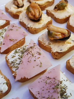 Una foto de Canapés Variados 3 (Canapé a las finas hierbas con jamón dulce / Canapé de mejillones en escabeche)