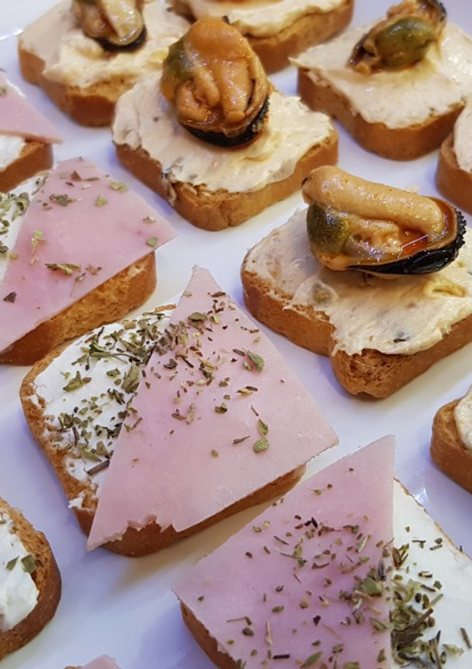 Una foto de Canapés Variados 3 (Canapé a las finas hierbas con jamón dulce / Canapé de mejillones en escabeche)