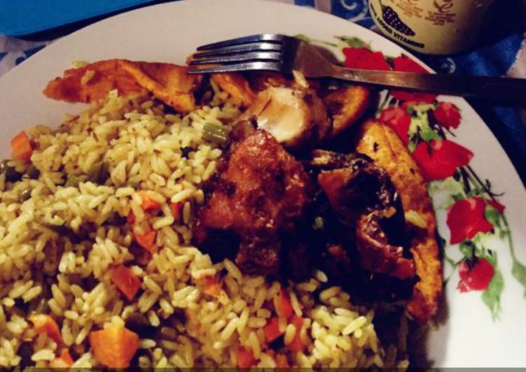Jollof rice with fried plantain and fried chicken