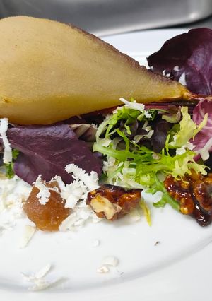 Una foto de ✳️Ensalada templada de pera asada 🥗