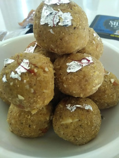 मेथी के लड्डू (Methi ke Laddu recipe in hindi) रेसिपी मुख्य फोटो