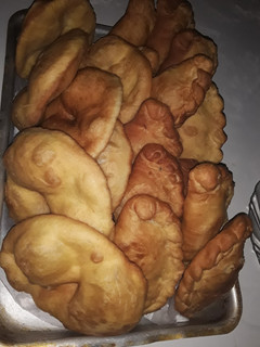 Una foto de Tortas fritas y Empanadas de pollo 😋👌