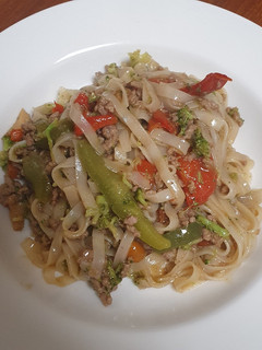Una foto de Fideos de arroz salteados con ternera y setas