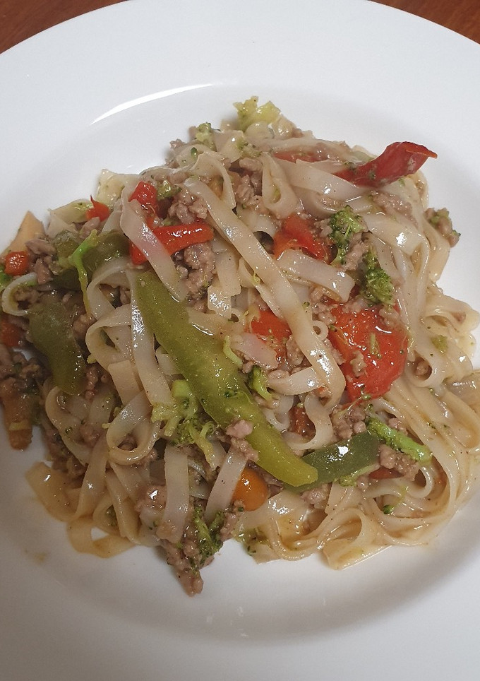 Una foto de Fideos de arroz salteados con ternera y setas