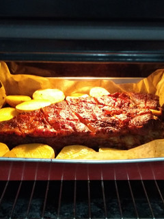 Una foto de Costillar al horno con guarnición de patatas