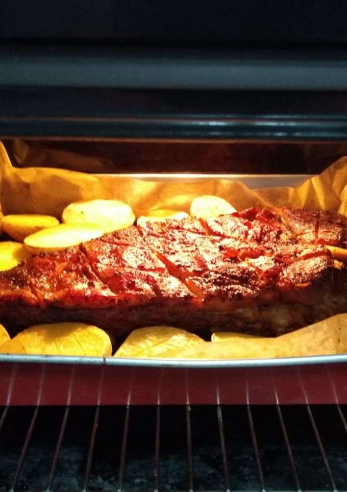 Una foto de Costillar al horno con guarnición de patatas