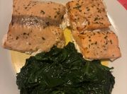 Una foto di salmone al forno