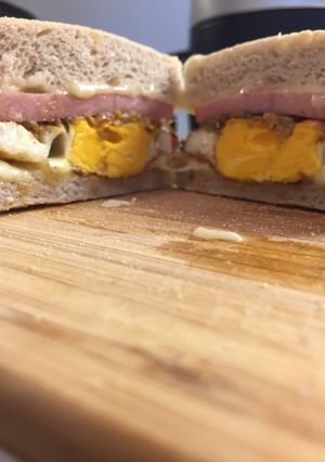 A picture of Egg ham & cheese muffin.
