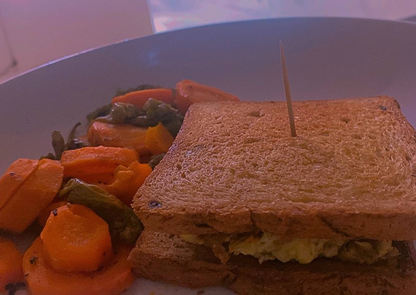 Sándwich de huevo con vegetales salteados