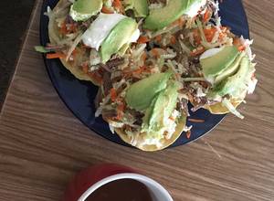 tostadas con queso vegadelphia, aguacate y topping de cáñamo.